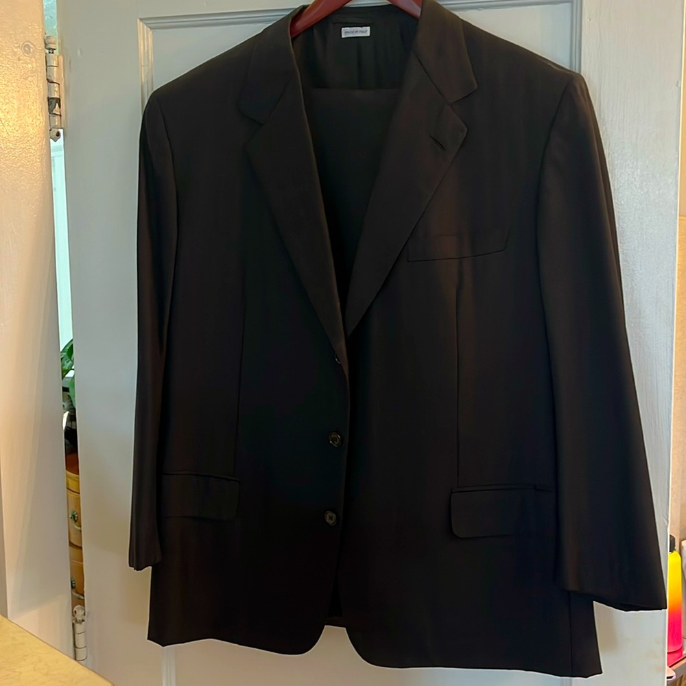 Beautiful black Brioni suit has a pattern see photo